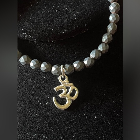 Vtg Grey Stone OM Charm Stretch Bracelet, Buddhism, Prayer Item - Picture 2 of 2